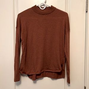 Madewell rust colored mock turtleneck top.